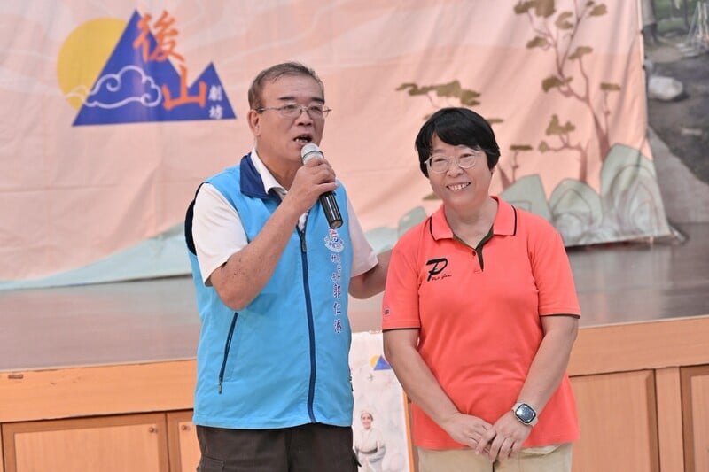 LINE_ALBUM_115.08.15_藝術下鄉玩藝列車巡演壓軸在吉安　_游淑貞陪同社區老少同樂感受歌仔戲曲魅力_260816_9_3ad7c28394f67b46.jpg